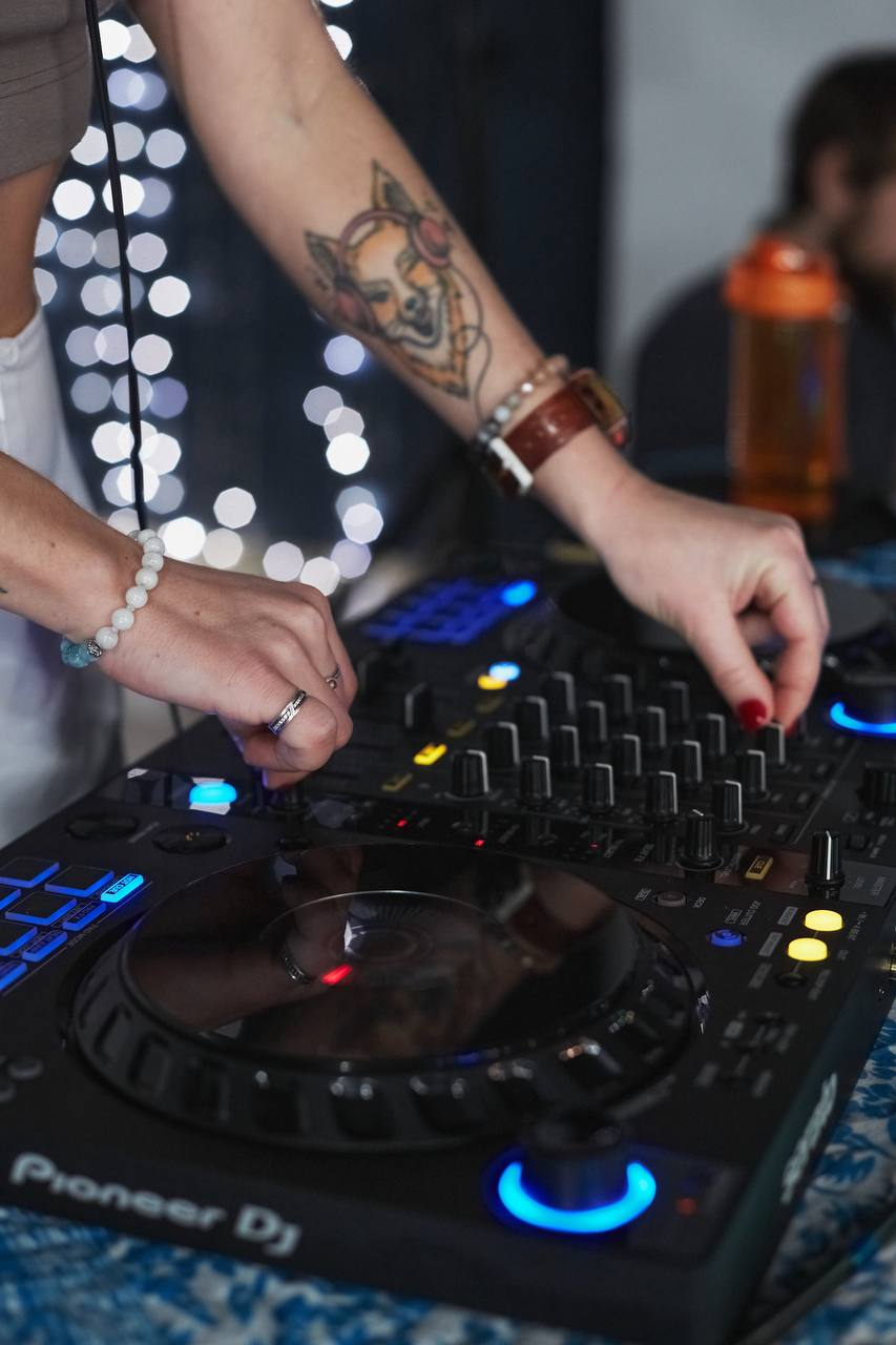 За пультом DJ
